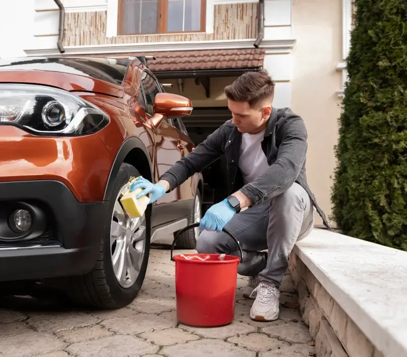 Lavage auto à domicile Chazé-sur-Argos : professionnel intervenant sur un véhicule